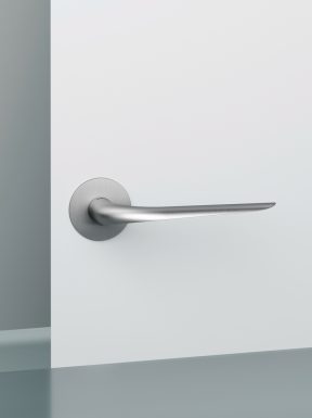 coupe maniglia per porta del designer Dodo Arslan, design moderno e finiture in cromo satinato